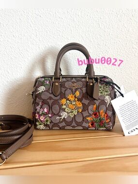 NWT🌷Coach Mini Rowan Crossbody Bag
In Signature Jacquard With Floral Embroidery